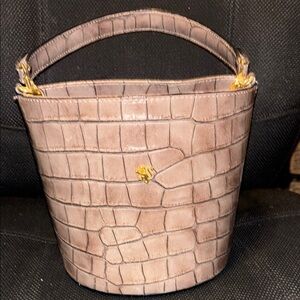 Elegant Crocodile-Embossed Tan Bucket Bag Made in Italy